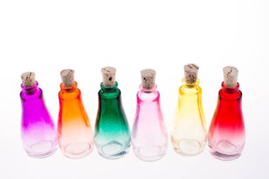 Beyaz bir arka plan üzerinde renkli boş şişeler