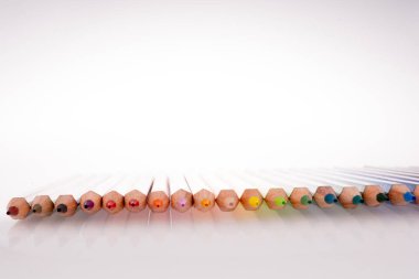 Beyaz arkaplanda çeşitli renk kalemleri