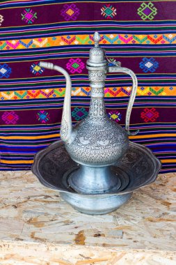Antika pazarında doğu usulü antik metal sürahi.