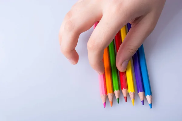 Hand Holding Kleur Potloden Geplaatst Een Witte Achtergrond — Stockfoto