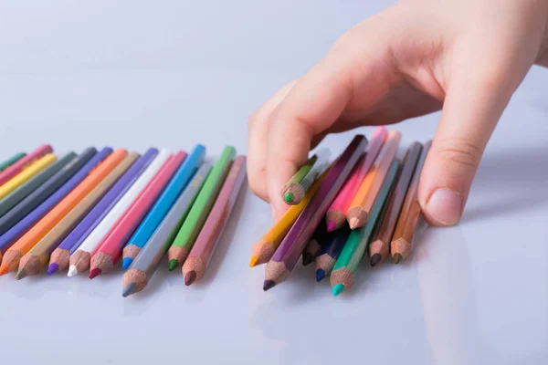 Hand Holding Kleur Potloden Geplaatst Een Witte Achtergrond — Stockfoto