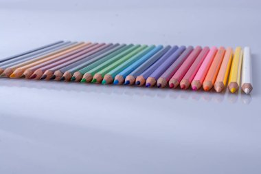 Beyaz arkaplana çeşitli renklerin renk kalemleri