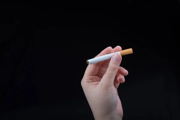 Hand Håller Cigarett Svart Bakgrund — Stockfoto