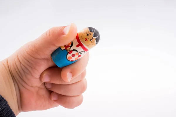 Dziecko Trzyma Zabawki Rosyjskiej Matrushka Białym Tle — Zdjęcie stockowe