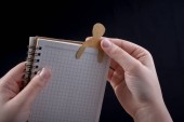 Muž tvar vystřižený z papíru v notebbok v ruce