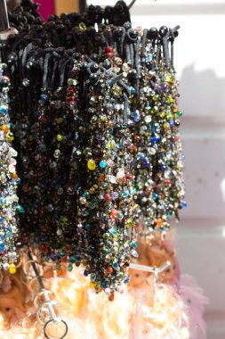 Renkli boncuklardan yapılmış bilezik.