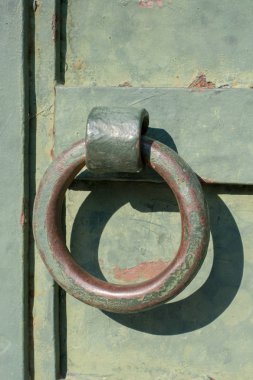 Metalden yapılmış eski el yapımı sedirli kapı kolu.