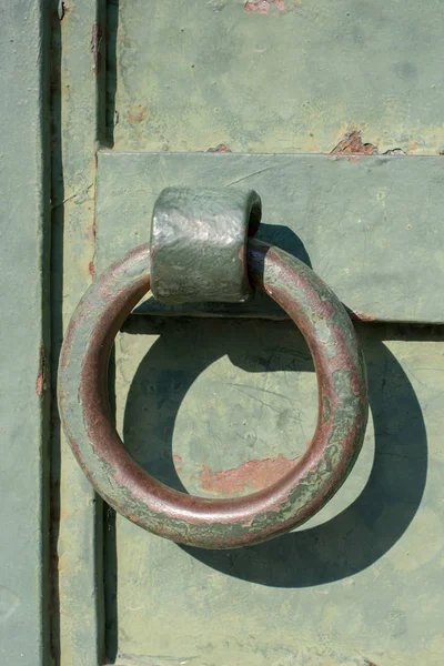 Metalden Yapılmış Eski Yapımı Sedirli Kapı Kolu — Stok fotoğraf