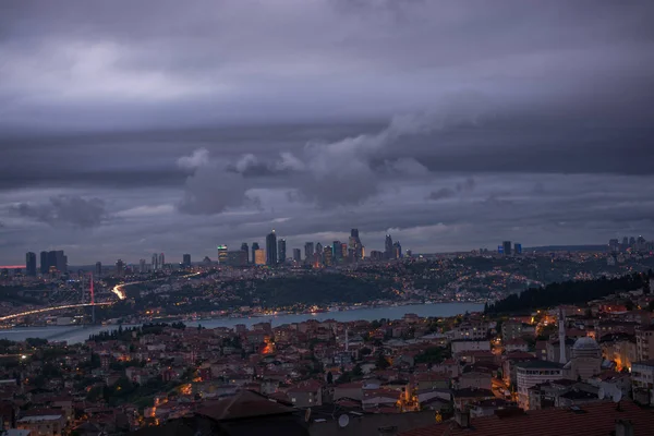 Mavi gökyüzü ve havada beyaz bulutlar