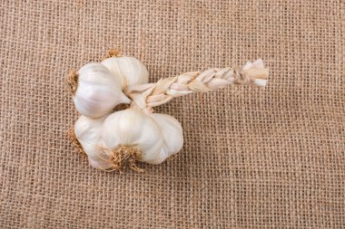 bir tuval dokusu üzerinde yerleştirilen sarımsak karanfil