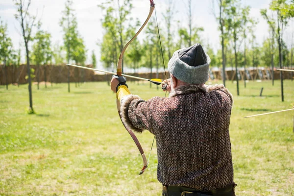 Archer Avec Arc Vêtements Traditionnels Tirant Une Flèche — Photo