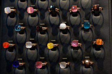 Gri kağıt üzerinde yarı değerli kristal ile renkli halkalar