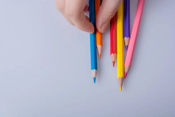 Ručně Držící Barvy Tužky Umístěné Bílém Pozadí — Stock fotografie