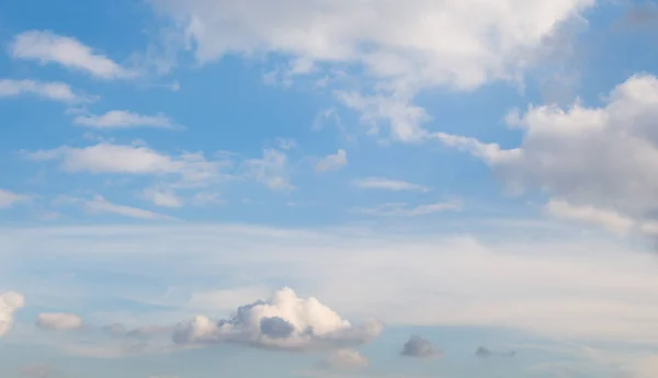 Nuvens Cor Branca Cobrem Céu Azul Durante Dia — Fotografia de Stock