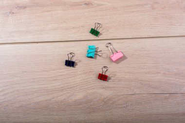 Görünürde saplı metalik cilt kliplerinin resmi