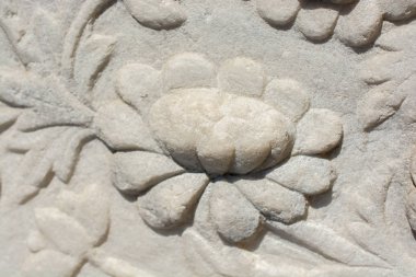 Osmanlı mermeri, çiçek desenli oyma sanat eserleri