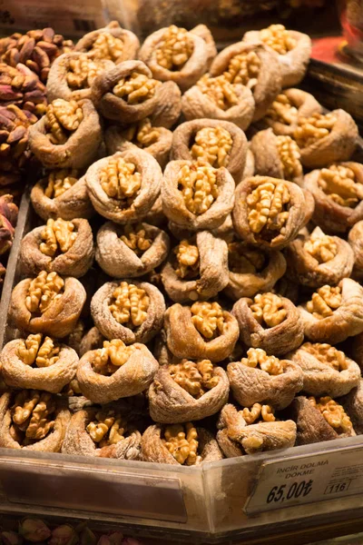イチジクのココナッツなし全体の新鮮なクルミの山 — ストック写真