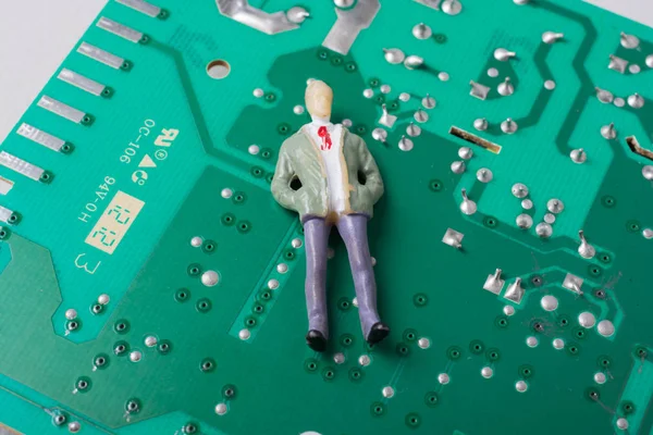 电子电路板上的人小雕像模型 — 图库照片
