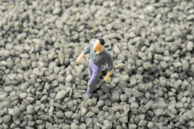 Yeşil kum desenli minyatür insan figürü.