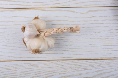Ahşap dokusu üzerinde yerleştirilen sarımsak karanfil