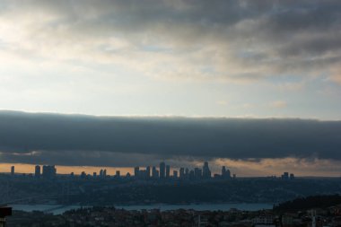 Istanbul cityscape akşam boyunca bulutlar altında
