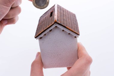 Para kutusuna, model ev şeklinde para atıyorlar.