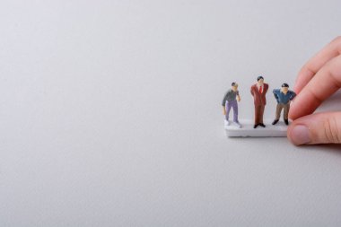 Erkekler minyatür modeli elinde küçük figürler
