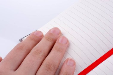 Beyaz bir arkaplanda elinde bir defter var.