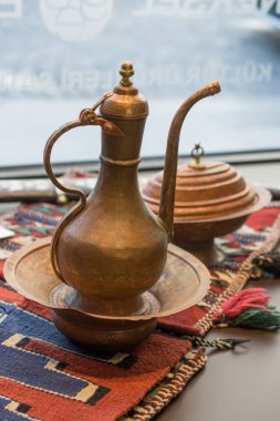 Antika pazarında doğu usulü antik metal sürahi.