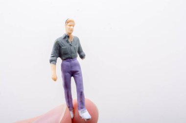 Elindeki minyatür insan figürü.