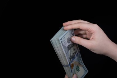 Beyaz arka planda el ele tutuşan Amerikan doları banknotları