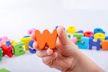 Elle tutulur küp. Tahtadan yapılma W harfi.