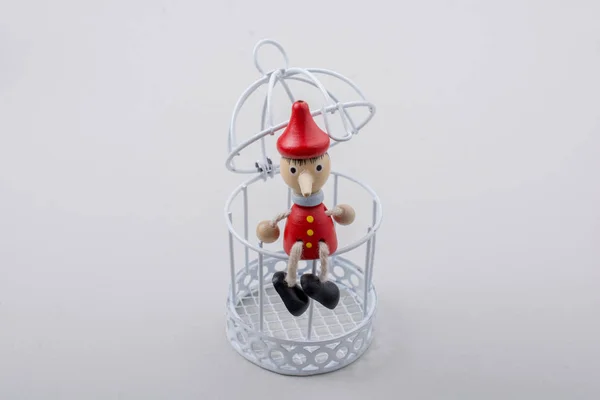 Metallkäfig Und Kleine Puppe Pinocchio Aus Holz — Stockfoto