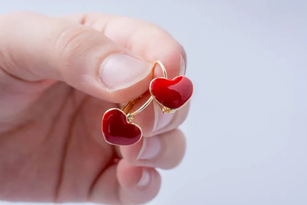 Pendiente Forma Corazón Color Rojo Mano Sobre Blanco — Foto de Stock