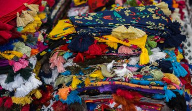 Osmanlı Türkçesi geleneksel püsküllerinin çeşitli renklerde seçilmesi