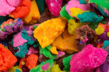 Kuru renkli oyun hamuru küçük parçalar halinde