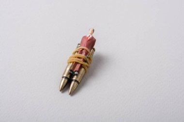 Madde işareti olarak savaş karşıtı fotoğraf bağlı adam heykelcik