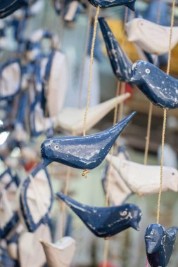 Renkli el sanatları elementlerinden yapılmış yapay kuş.