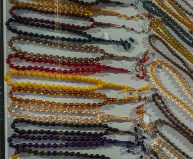 Çeşitli renkte tespih seti