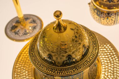 Manzarada geleneksel Türk metal plakaları