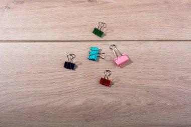 Görünürde saplı metalik cilt kliplerinin resmi