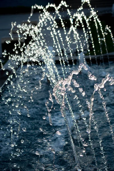 Die Fontänen Sprudeln Glitzerndes Wasser Einem Pool Park — Stockfoto