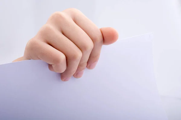 Mano Sosteniendo Una Hoja Blanca Papel Sobre Fondo Blanco — Foto de Stock