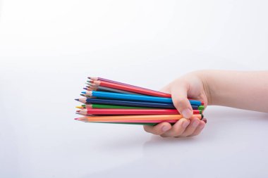 Beyaz arkaplana yerleştirilmiş el ele tutuşan kalemler