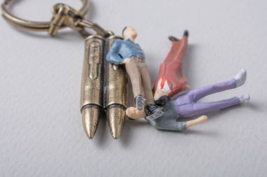 Heykelcik modeli ve madde işareti olarak karşı savaş fotoğraf kavramsal