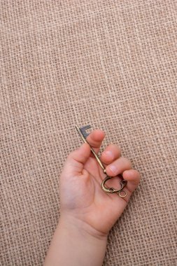 Oyuncak araba, tuvalin arka planında bir ulaşım aracı olarak kullanılıyor