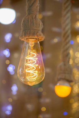 Dekoratif antika edison tarzı iplik ampulleri asılıydı.