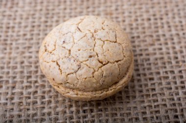 Keten bir tuval üzerine elinde Türk badem çerez