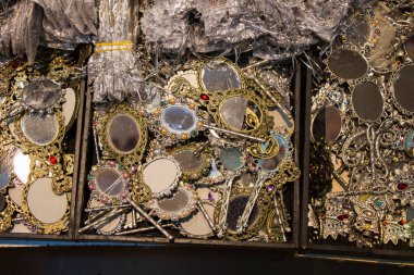 Küçük dekoratif el ayna bir raf kümesi