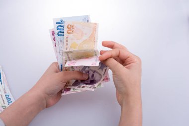 Turksh Lirası banknotlar beyaz arka plan üzerinde tutan el